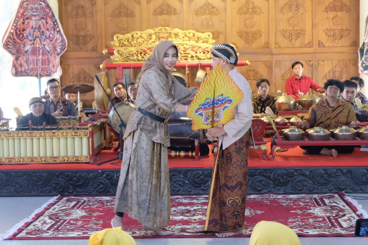 pertunjukan wayang kulit dalam rangka memperingati HUT ke-457 Kabupaten Madiun yang diselenggarakan di halaman Pendopo Ronggo Djumeno, Caruban