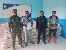 Koramil Sukapura Mengawal Dan Mendampingi Penyaluran Bantuan Pangan