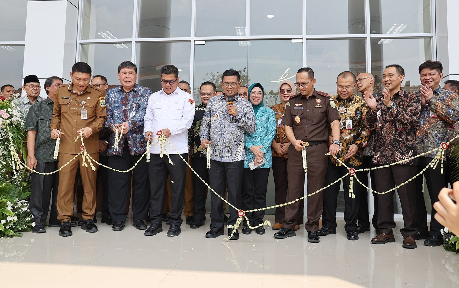 Gubernur Banten, Andra Soni Meresmikan Grha Bank Banten, Kantor Pusat PT Bank Pembangunan Daerah Banten Tbk (Bank Banten) di Jalan Veteran No. 4 Kota Serang,