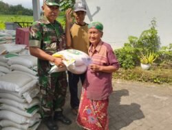 Babinsa Alasnyiur Dampingi Penyaluran Bantuan Beras Bulog TA 2025 kepada 307 Warga