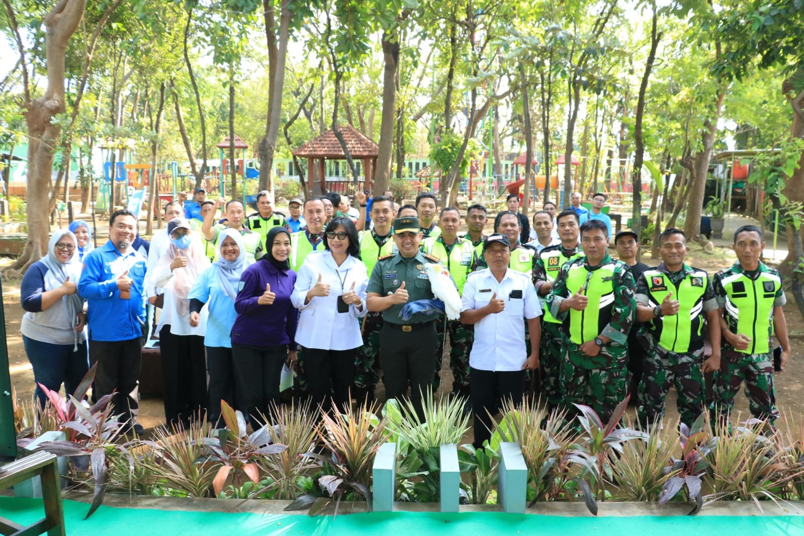 Dandim 0820/Problinggo Letkol Arh Iwan Hermaya menjadi pemateri dalam sosialisasi wawasan kebangsaan dengan tema "Jaga Lingkungan Bela Negara "