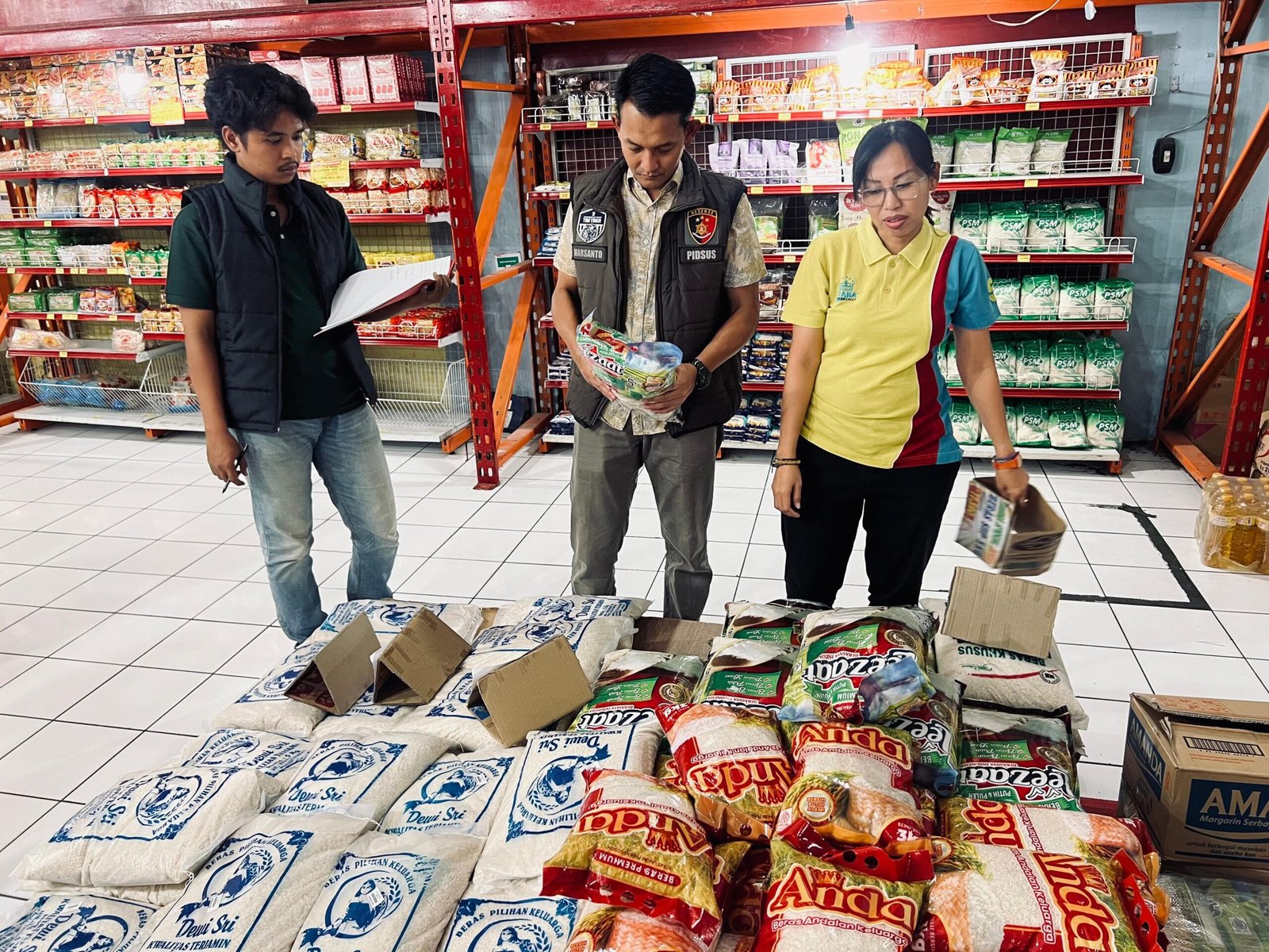 Satgas Pangan Polres Ngawi Polda Jatim, melakukan kegiatan pengecekan di sejumlah pasar tradisional dan toko retail modern di wilayah Kabupaten Ngawi.
