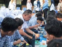 Tri Adhianto Makan Bekal dari Istri Bersama Siswa SMPN 3 Bekasi