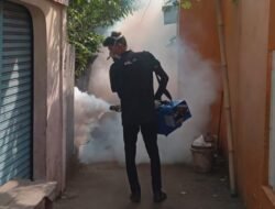 Cegah DBD, Karang Taruna 001 dan PMI Kotabaru Lakukan Fogging