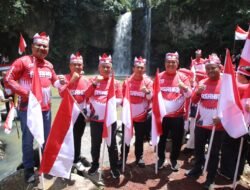 500 Bendera Merah Putih Berkibar di Air Terjun Simonang-Monang