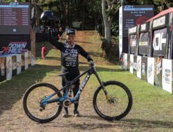 “Rider” Downhill-Cross Country Bersaing Pada Ajang Balap Sepeda Gunung di Lereng Gunung Merapi
