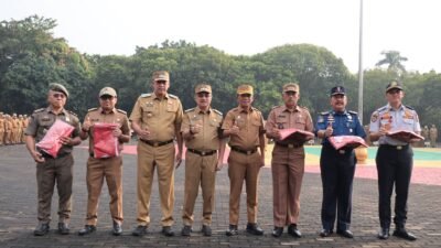 Pemkot Bekasi Bagikan 11.000 Bendera Merah Putih