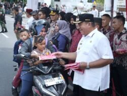 Pemkab Asahan Bagikan Ribuan Bendera Merah Putih ke Warga