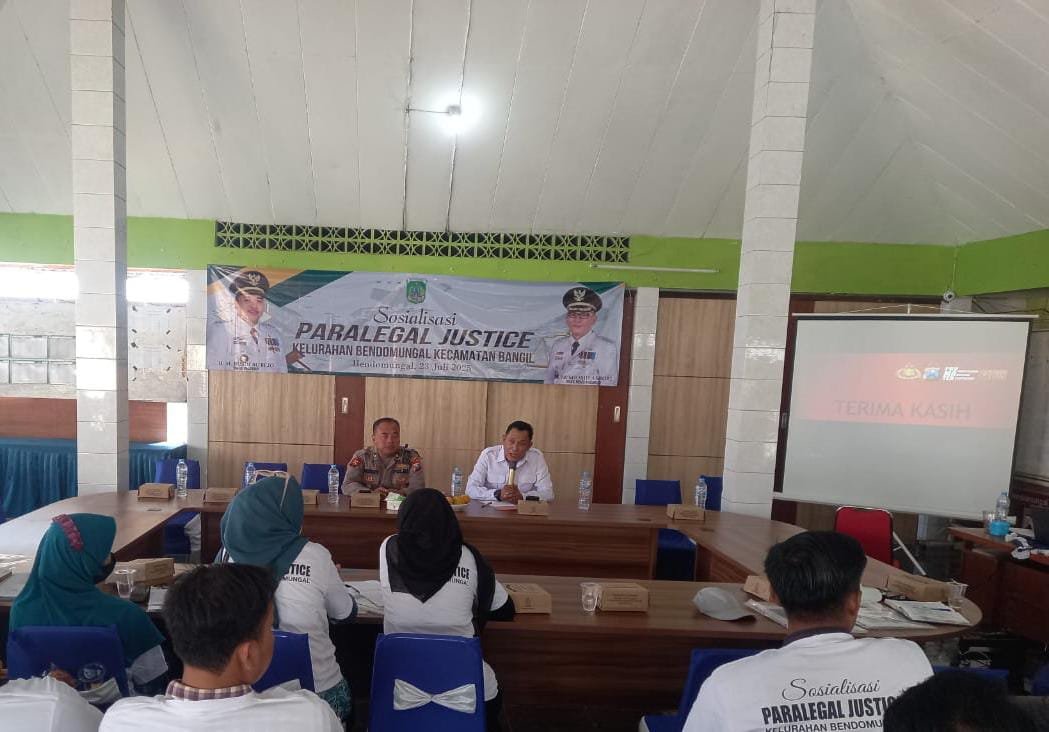 penyuluhan bertema Paralegal Justice kepada masyarakat Kelurahan Bendomungal, Kecamatan Bangil