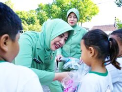 Ketua Persit KCK Koorcab Rem 081 Mendadak Jadi Guru