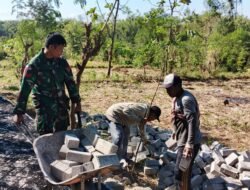 BABINSA KORAMIL KURIPAN DAN WARGA BERSINERGI DALAM PEMASANGAN PAVING BLOK