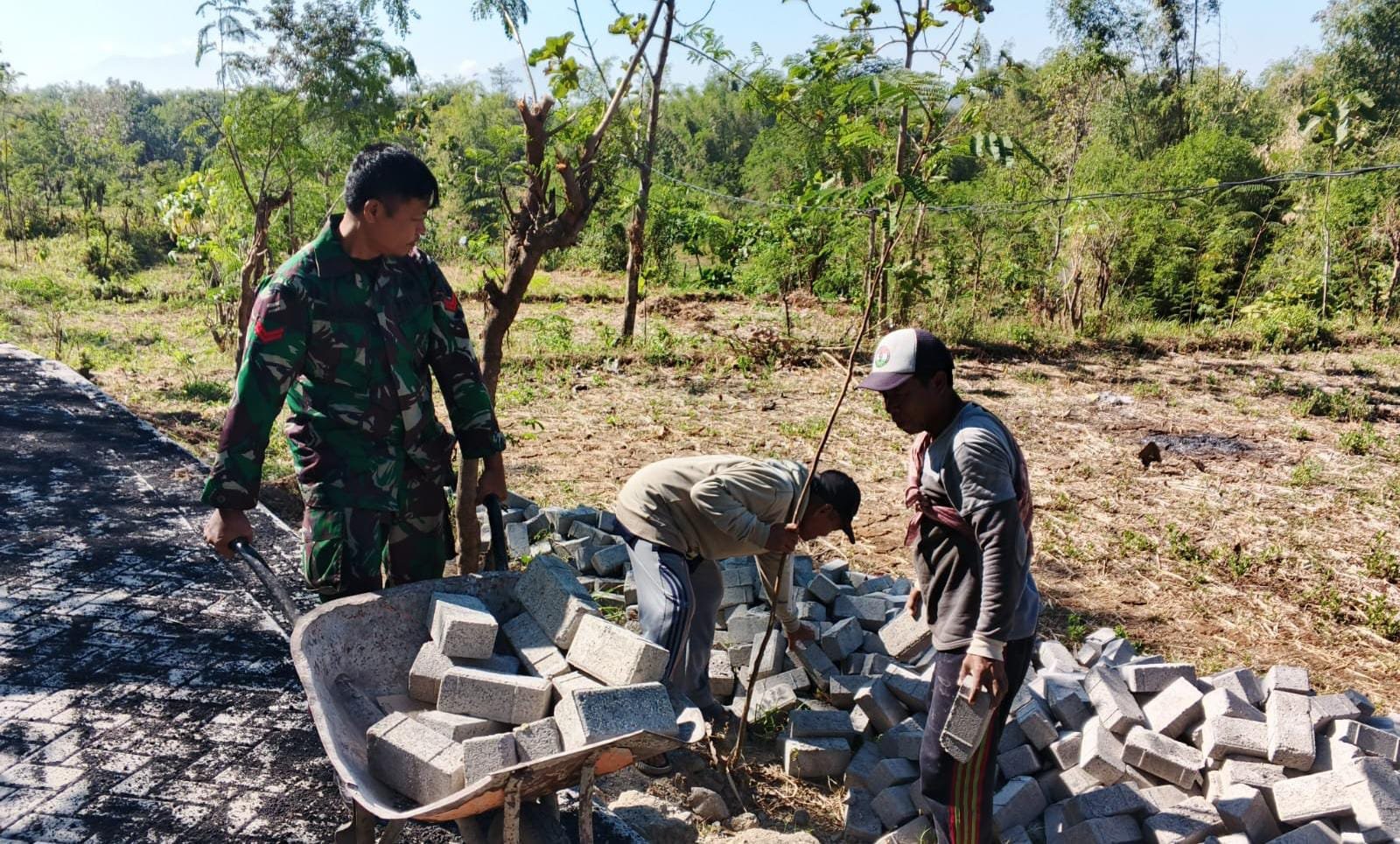 kegiatan pendampingan pemasangan paving blok demi meningkatkan kualitas infrastruktur lingkungan.
