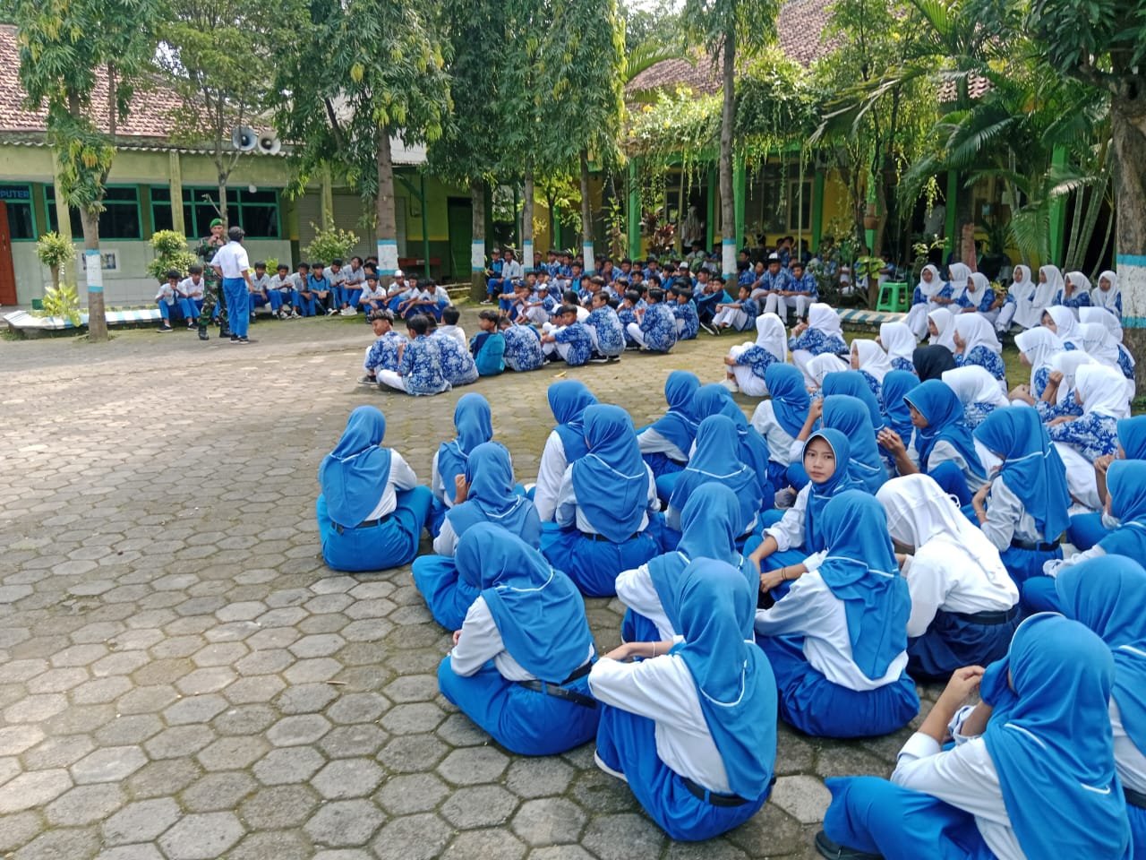 kegiatan Pelatihan Baris Berbaris (PBB) di SMP Negeri 1 Wonomerto yang berlokasi di Desa Sepoh Gembol, Kecamatan Wonomerto, Kabupaten Probolinggo.