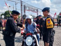 Sambut Hari Kemerdekaan RI ke – 80 Brimob Polda Jatim Berbagi 2000 Bendera Merah Putih di Pamekasan
