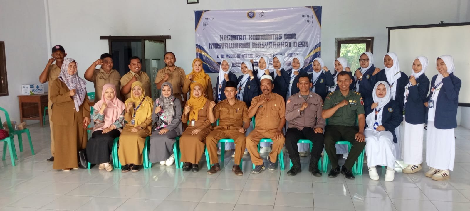 Pembukaan Praktik Kebidanan Komunitas oleh mahasiswi Program Studi D-III Kebidanan Universitas Nurul Jadid yang digelar di Kantor Desa Bucor Kulon,