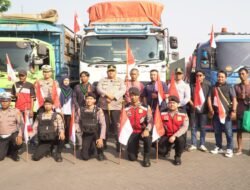 Jelang HUT RI ke-80 Polres Pasuruan Gandeng Mahasiswa, LSM, dan Media Bagikan 500 Bendera untuk Supir Truk dan warga perumahan
