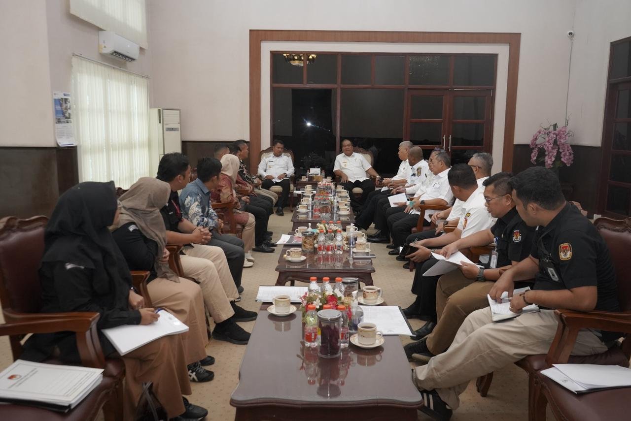 Bupati Asahan, Taufik Zainal Abidin, S.Sos., M.Si., menerima audiensi dari Komisi Pemilihan Umum (KPU) Kabupaten Asahan yang dipimpin langsung oleh Ketua KPU, Hidayat, S.P.,