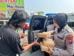 Polwan Polres Pasuruan Berbagi Nasi Kotak dalam Giat Rutin “Jumat Berkah”