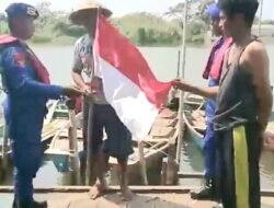 Satuan Polairud Polresta Sidoarjo Gelar Patroli Keamanan dan Bagikan Bendera Merah Putih di Dermaga Tlocor