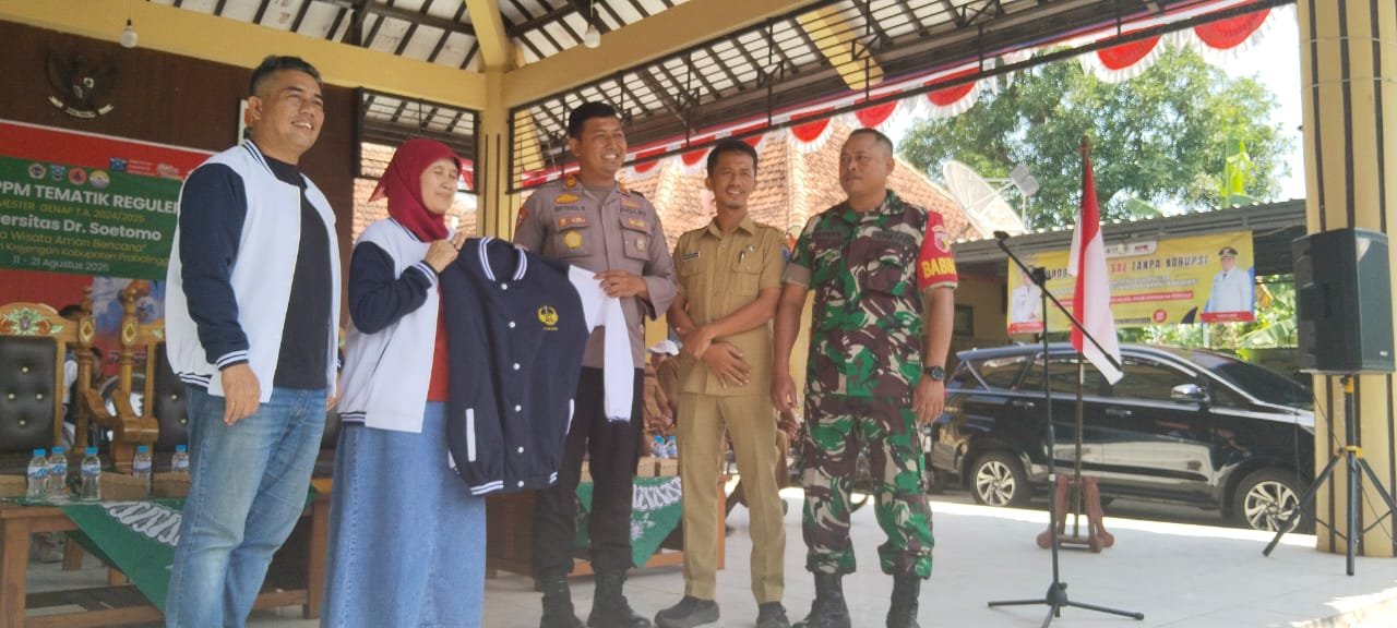 pembukaan Kuliah Kerja Nyata (KKN) PPM Tematik Reguler Universitas Dr. Sutomo (Unitomo) Surabaya yang digelar di Pendopo Kantor Kecamatan Krejengan