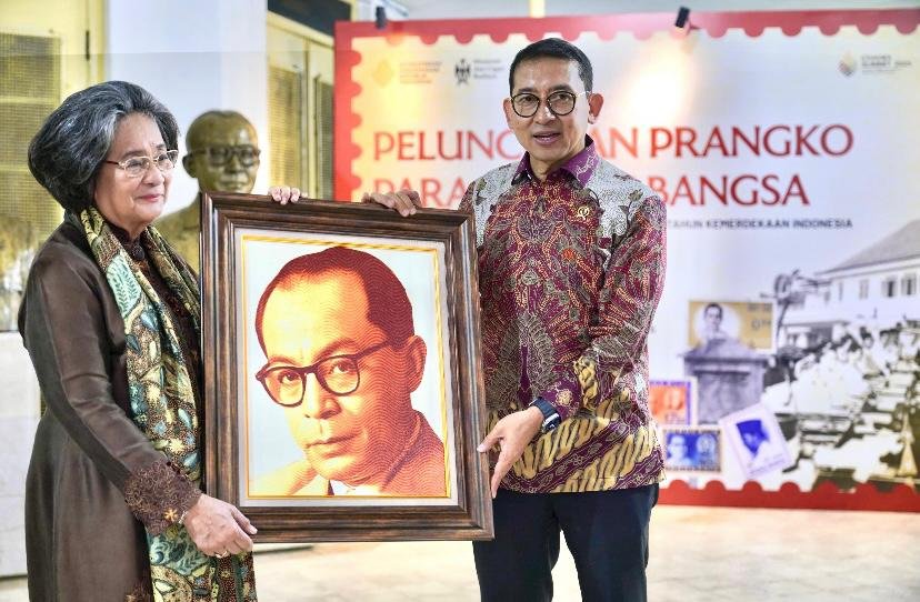 Menteri Kebudayaan Fadli Zon bersama Meutia Hatta (puteri alm. Mohammad Hatta) pada Peluncuran Prangko Para Pendiri Bangsa di Jakarta, 12 Agustus 2025