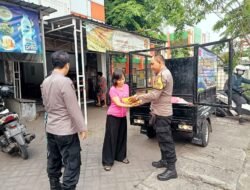 Bhabinkamtibmas Polsek Buduran Jemput Bola, Distribusikan Beras Murah Gunakan Motor Roda Tiga