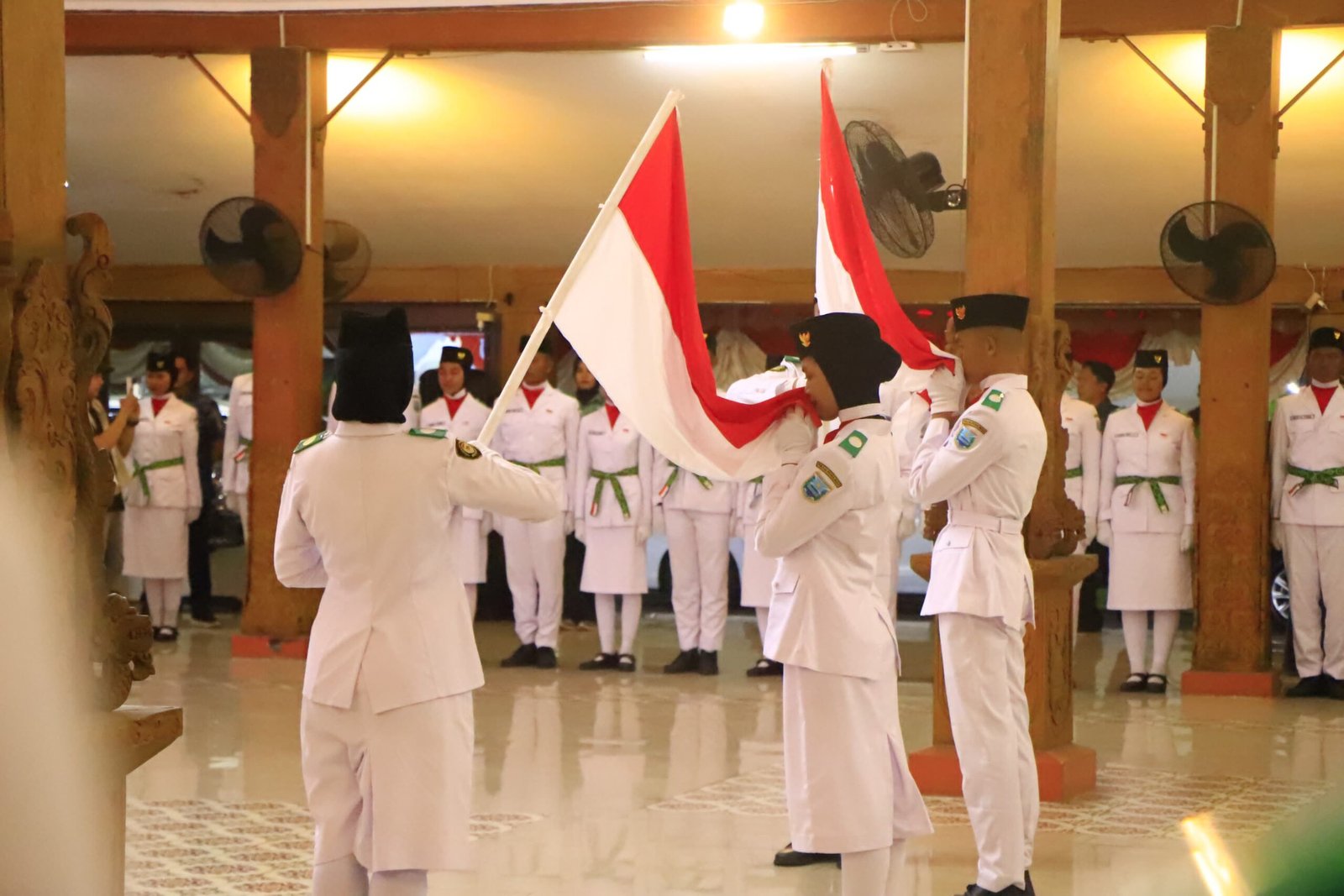 pengukuhan pasukan pengibar bendera pusaka (Paskibraka) Kabupaten Probolinggo tahun 2025 di Pendopo Prasaja Ngesti Wibawa.