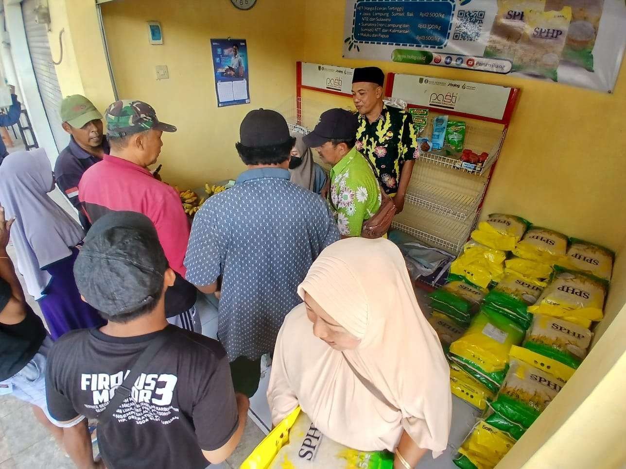 Disperindag) Kabupaten Pasuruan menggelar Operasi Pasar pada Kamis