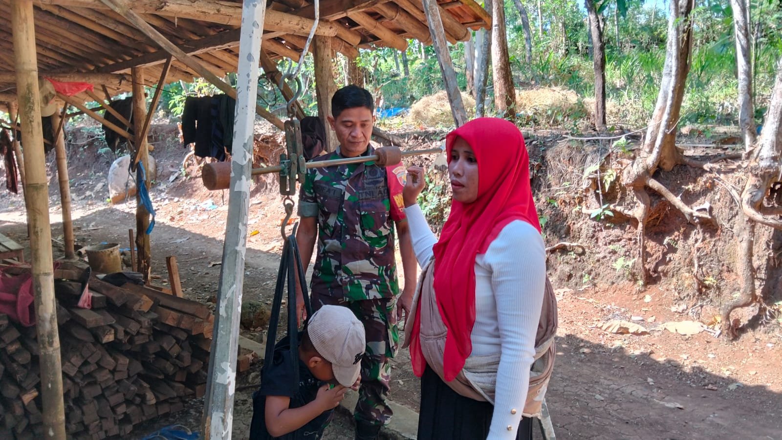kegiatan pemeriksaan kesehatan balita, ibu hamil (bumil), dan lansia yang digelar di Posyandu Dusun Sumber Tumpang, Desa Wonoasri, Kecamatan Kuripan, Kabupaten Probolinggo.