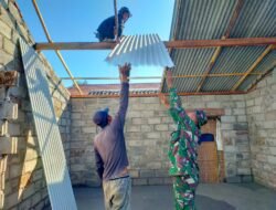 Bentuk Kepedulian, Koramil Kuripan Bantu Perbaiki Atap Rumah Warga