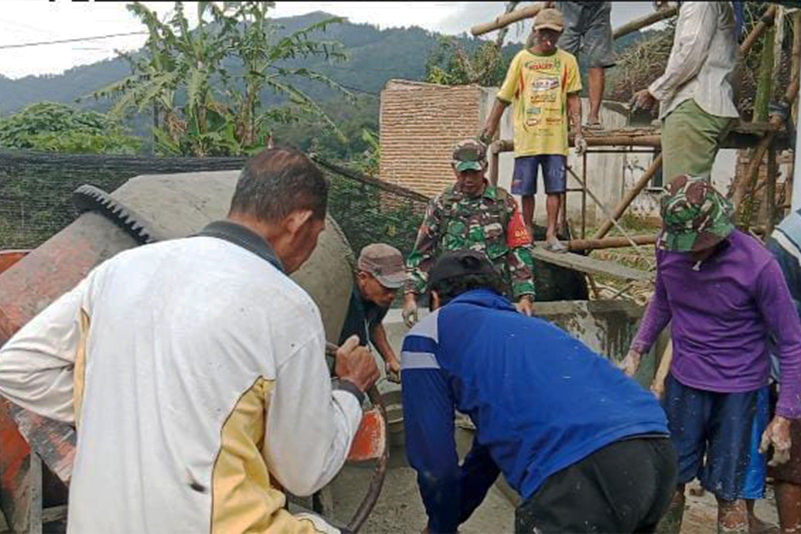 gotong royong antara TNI dan warga dalam mendorong pembangunan infrastruktur desa