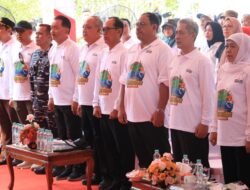Dandim 0820/Probolinggo Letkol Arh Iwan Hermaya Bersama Sejumlah Pihak Menanam Mangrove di Pantai Bahak