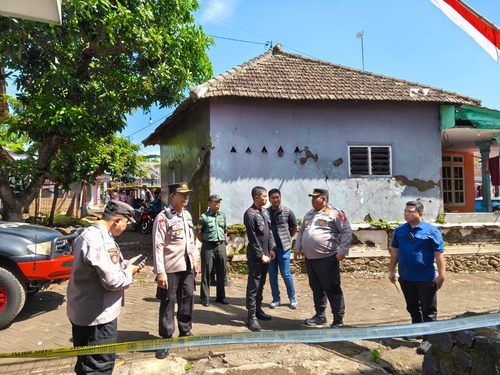 Kapolres Pasuruan AKBP Jazuli Dani Iriawan meninjau langsung lokasi ledakan rumah di Dusun Ngepoh, Desa Pasrepan, Kecamatan Pasrepan, Kabupaten Pasuruan,