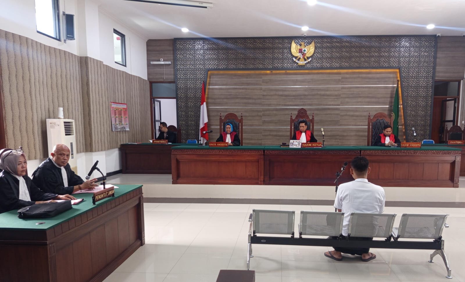 Terdakwa Rohmat Tri Hartanto saat mendengarkan tuntutan JPU di PN Kota Kediri, Kamis (21/8/2025) (Foto : Chandra Nurcahyo)