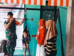 Babinsa Lumbang Dampingi Posyandu, Jaga Senyum Sehat Anak Bangsa