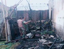 Tanggap Darurat, Babinsa Bersama Warga Padamkan Kebakaran di Rumah Warga Pilang