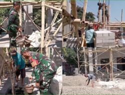 Tingkatkan Kenyamanan Ibadah, Babinsa dan Warga Gotong Royong Perbaiki Masjid