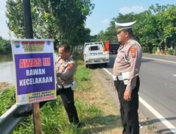 Unit Lantas Polsek Balongbendo Pasang Himbauan di Jalur Rawan Kecelakaan