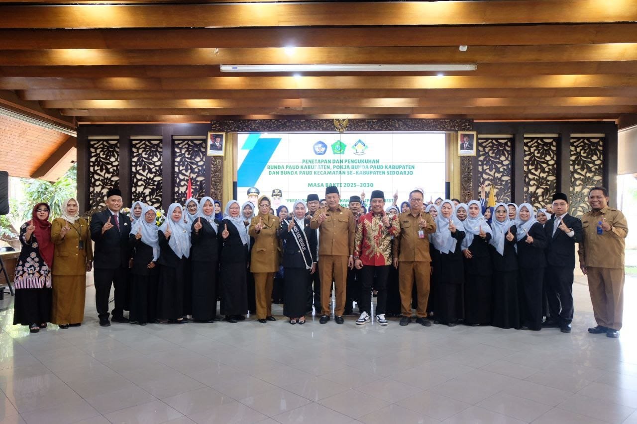 mengukuhkan Bunda PAUD Kabupaten, Pokja Bunda PAUD Kabupaten oleh Bupati Sidoarjo H. Subandi, SH., M.Kn.,