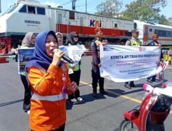 Momen HUT ke-80 RI, KAI Daop 7 Madiun Ajak Masyarakat ‘Merdeka dan Selamat’ di Perlintasan KA