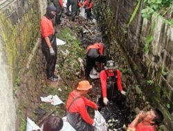 Tim Katak DLH Bekasi Bersihkan Kali Harun untuk Cegah Banjir