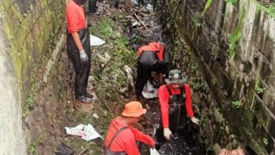 Tim Katak DLH Bekasi Bersihkan Kali Harun untuk Cegah Banjir