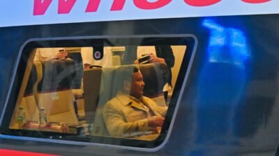 Presiden Prabowo Naik Whoosh dengan Masyarakat Saat Kunker