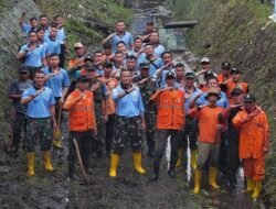 Lanud Husein Sastranegara Gelar Bakti Teritorial, Bersihkan Sungai Cilimus