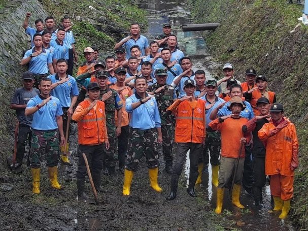 Lanud Husein Sastranegara Gelar Bakti Teritorial, Bersihkan Sungai Cilimus