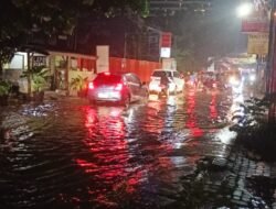 Akibat Banjir, Lalu Lintas Jalan Raya Kranggan – Cibubur Lumpuh