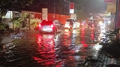 Akibat Banjir, Lalu Lintas Jalan Raya Kranggan – Cibubur Lumpuh