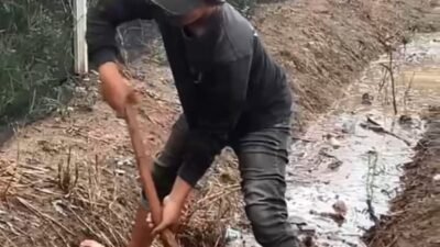 Warga Sukadana Ilir Lamtim Keluhkan Banjir, Pemuda Kompak Gotong Royong
