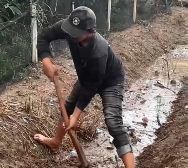 Warga Sukadana Ilir Resah Banjir, Pemuda Kompak Gelar Gotong Royong