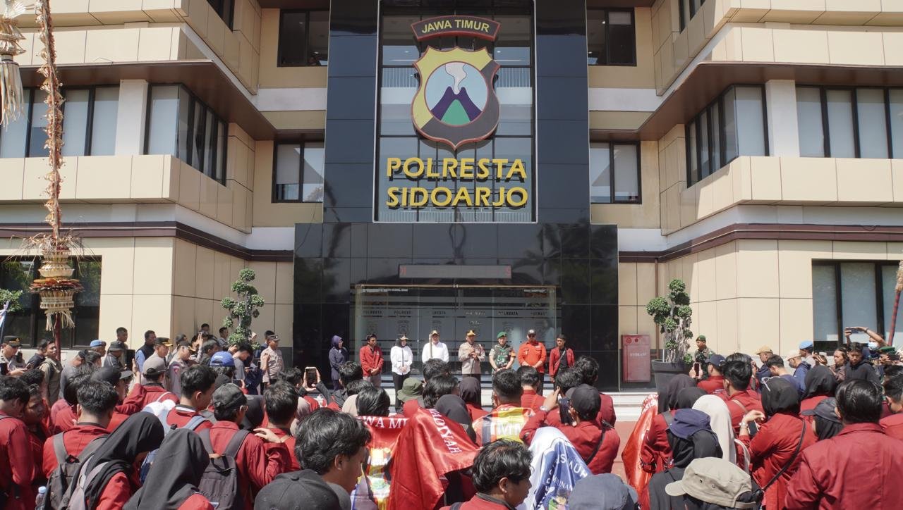 Aksi penyampaian pendapat dari PC Ikatan Mahasiswa Muhammadiyah (IMM) dan BEM Umsida di Mapolresta Sidoarjo